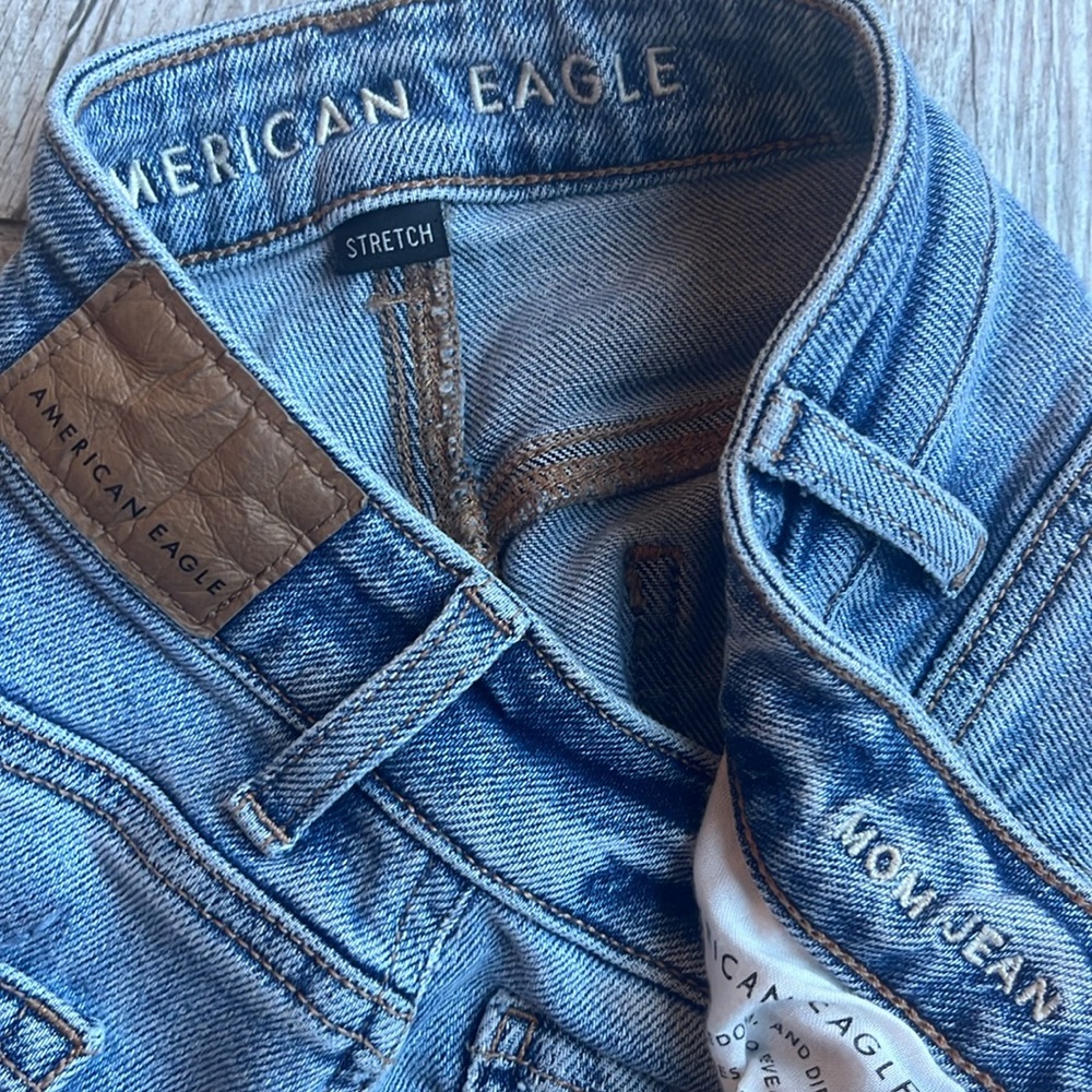 American Eagle Women’s Mom Jeans Stretch Size 4‎